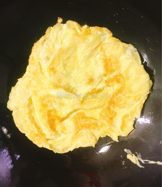 小火煎至一面金黄后翻面煎至另一面。