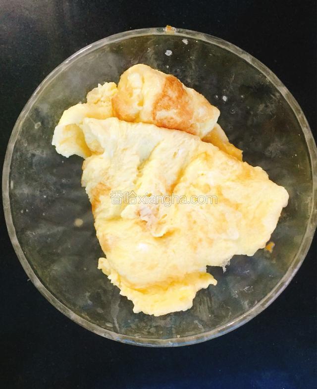 鸡蛋煎至两面金黄，盛出备用。