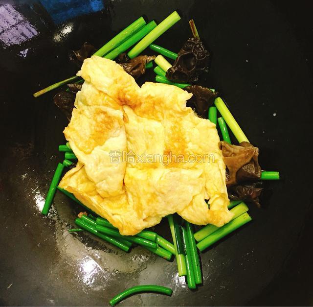倒入煎好的鸡蛋。