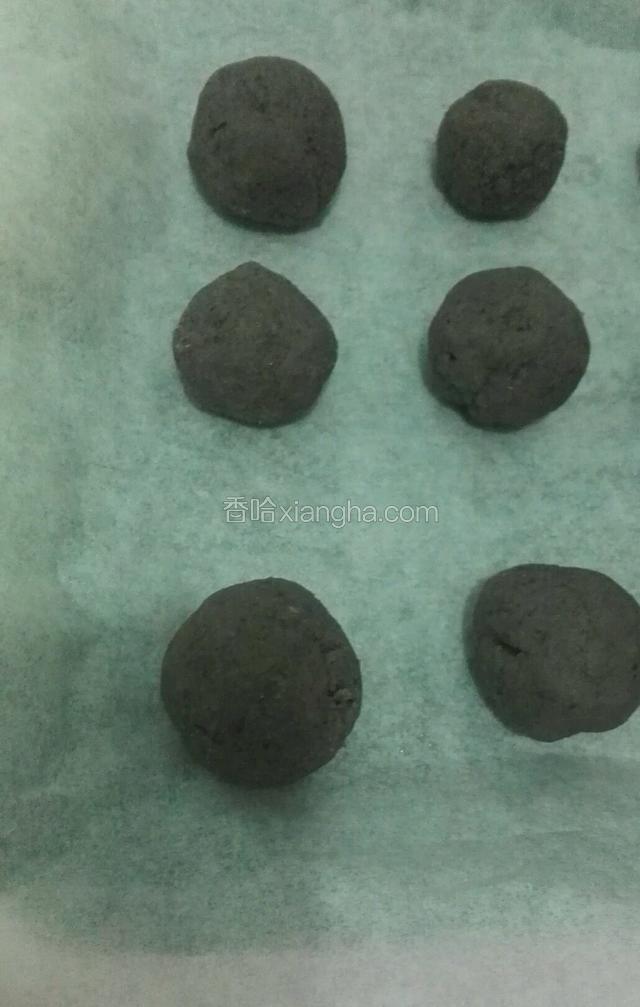 把豆沙搓成圆形