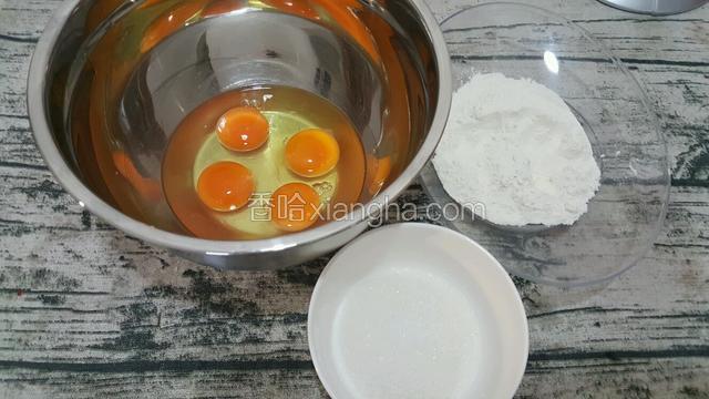 食材准备，全蛋打到容器中。