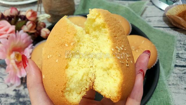 表皮是脆的，里面松软可口。