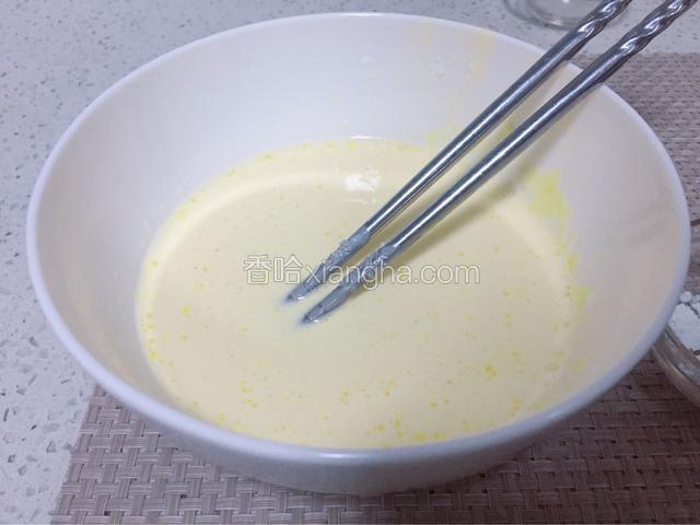 把所有的料混合打匀（好多菜谱先加这个后加那个的，实际只要打匀，口感差别不大）