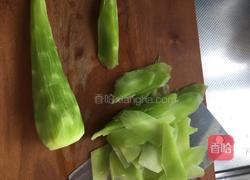 土猪肉炒莴笋片的做法图解1