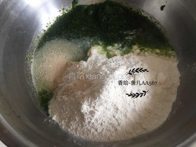 所有材料放盆里混合，用筷子搅成棉絮状。