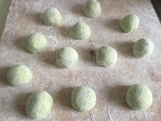 分割成小面团滚圆，做成馒头生坯二次发酵，约半小时后发酵完成。凉水上锅，水开后蒸十二分钟，熄火后等三分钟再开盖。