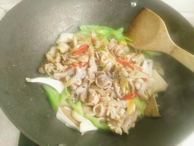 再把炒好的生肠倒入