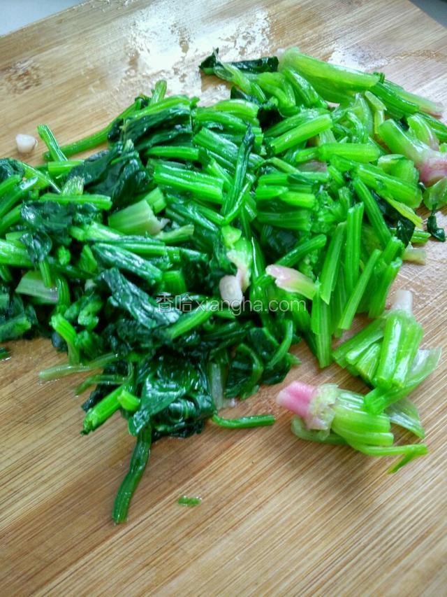 然后菠菜挤干水份切小段