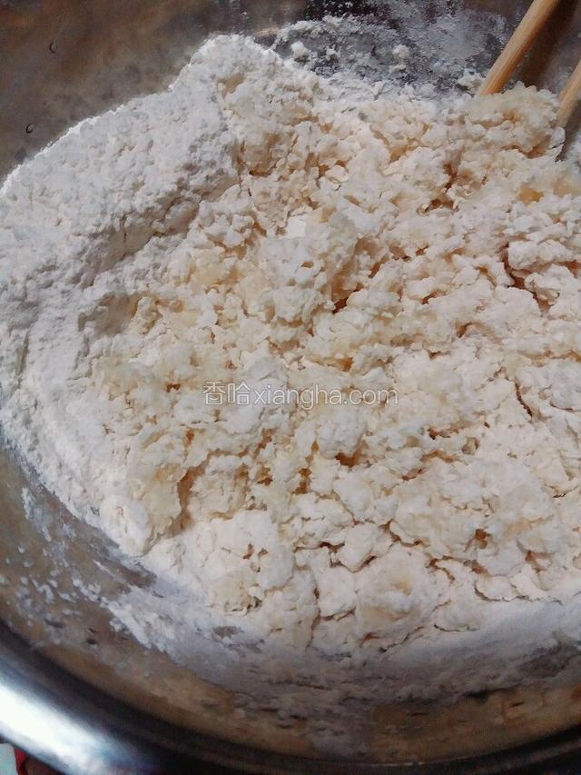 面粉8分用开水 2分用冷水 和成一个面团