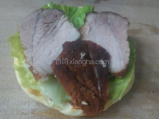接着放上酱肉片