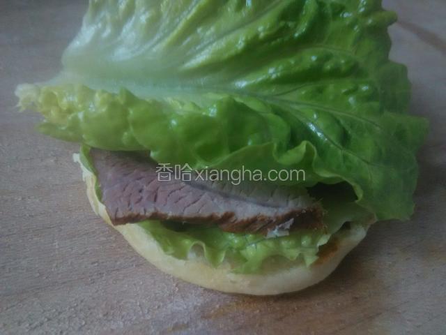 再放上一片生菜