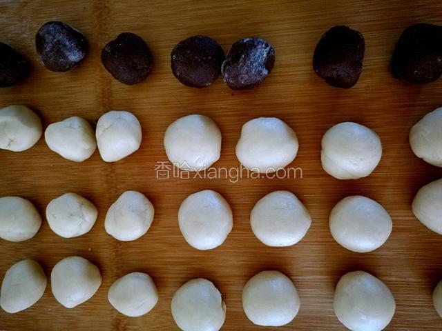 松弛后油皮分成18克一个，酥皮分成12克一个。巧克力云豆馅20克一个。全部分好。