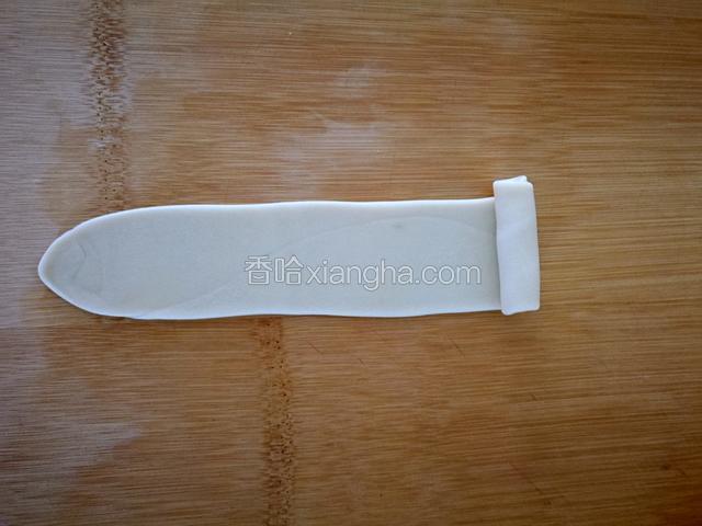 静置好后在擀成片卷成卷。