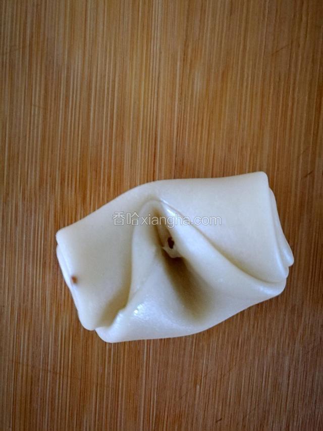 静置好后，在中间压一下。