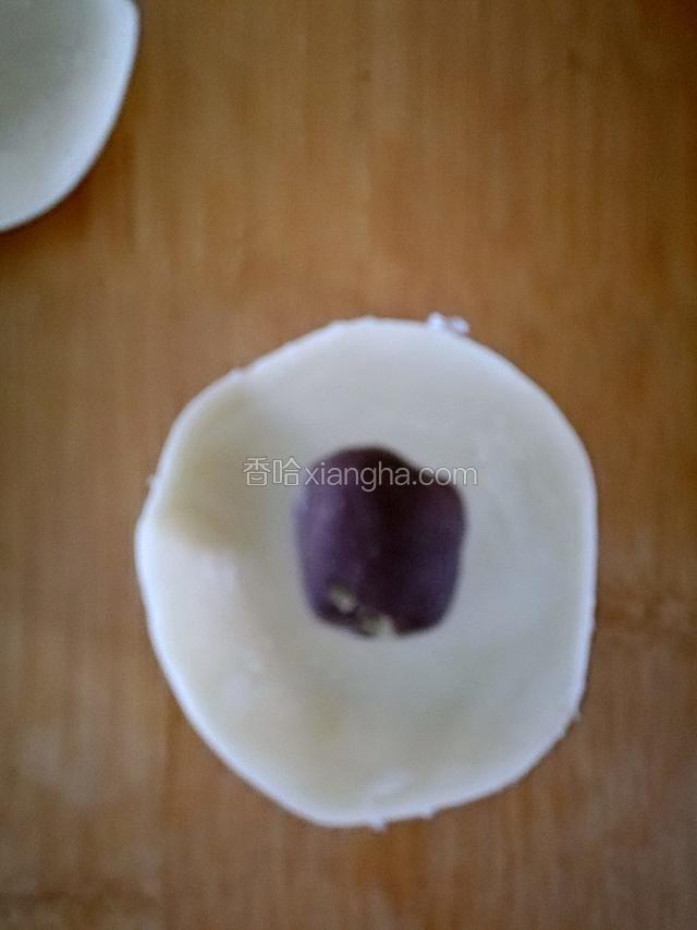 擀成片包上巧克力云豆酥。