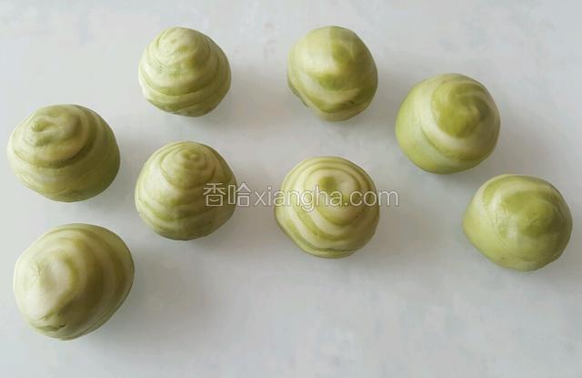 取擀好的面皮将豆沙包好，如包豆包一样全部包好。