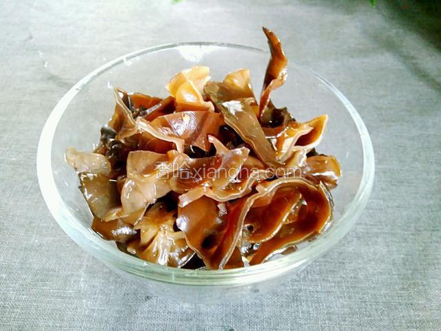 泡好的黑木耳洗净切条