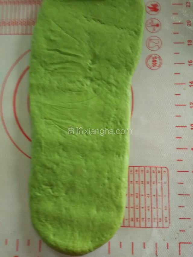 把备好的面团用擀面杖压成牛舌状