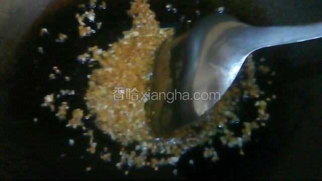 把剁好的蒜，放一半在锅里油炒熟，炒的期间放姜末，白芝麻（不喜欢芝麻的可以不要放），盐，生抽，耗油炒至金黄色