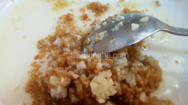 把炒好的蒜蓉跟没有炒的蒜蓉混一起
