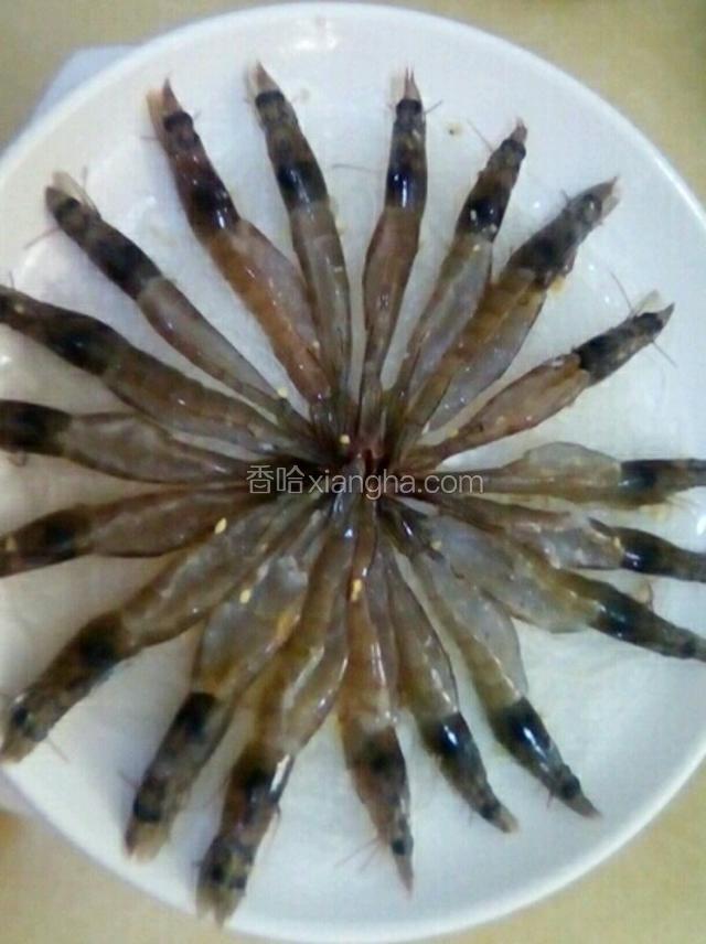 泡好的粉丝摆盘，然后把腌制好的虾摆粉丝上去