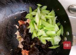 西芹肉片炒木耳的做法图解6