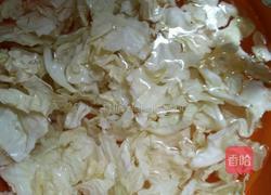 手撕包菜炒肉的做法图解1