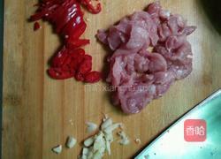 手撕包菜炒肉的做法图解2