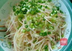 Illustration of how to make watermelon rind and pork stuffing dumplings 11