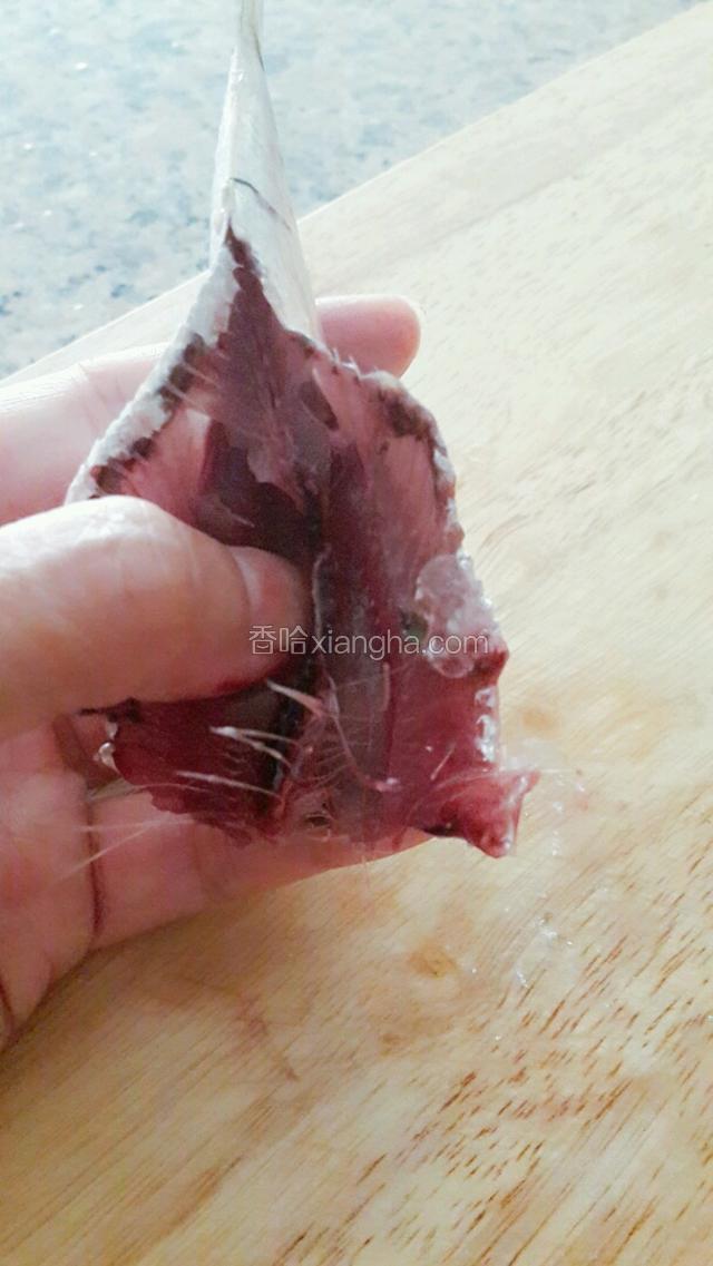 用剪刀剪开鱼肚，两手的大拇指沿着脊骨的两边划开，骨肉分离直到鱼尾
