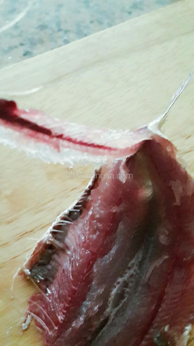 一只手按压鱼体，另一只手将鱼骨拉出直到鱼尾用剪刀剪掉鱼骨。全程一定要轻，以免把鱼肉也一起拿掉，那就只能喝鱼汤了。哈哈