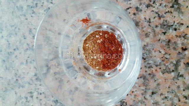 准备烧烤料，盐，味精 孜然粉和孜然粒，辣椒粉，芝麻混合调匀