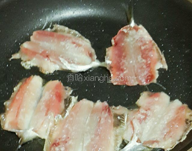 一定热锅凉油。油烧热把鱼放入锅中大火煎定型