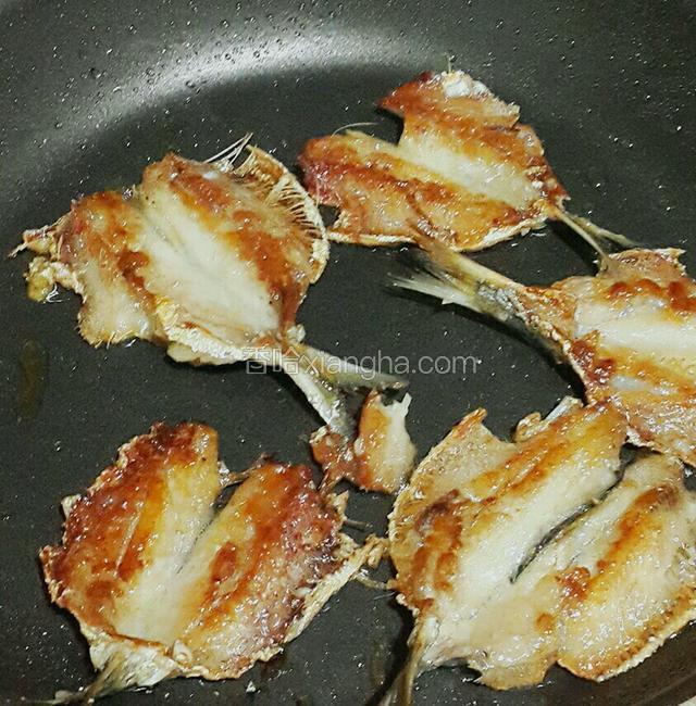 一面成金黄色再翻另一面煎，直到焦香酥脆撒烧烤料翻匀出锅