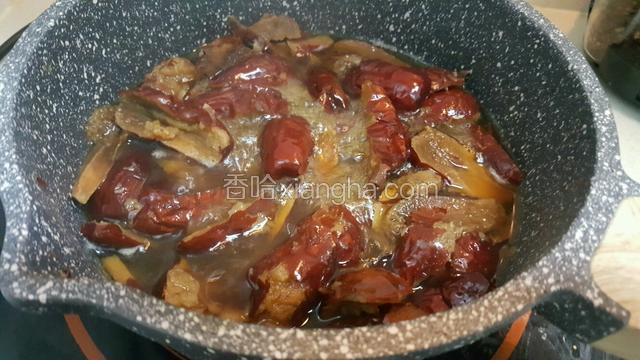 红枣祛核儿，放入奶锅煮软烂。