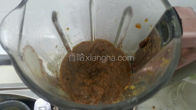 捞出，放入料理机打成枣泥，不用打的特别细腻，有些果肉枣皮在里面更好。