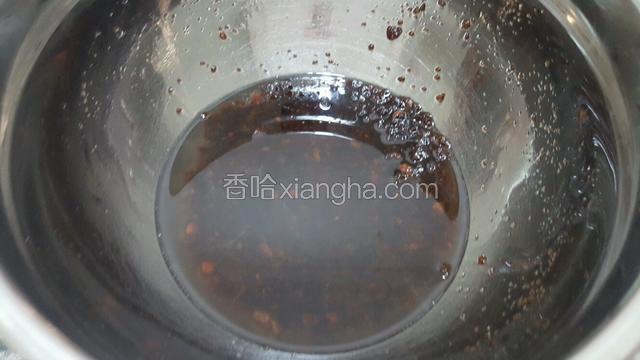 玉米油和红糖，蜂蜜混合，滴入香草精，搅拌。