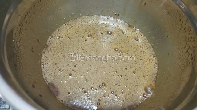 加入鸡蛋，打散出细腻的泡沫即可，不用打发。