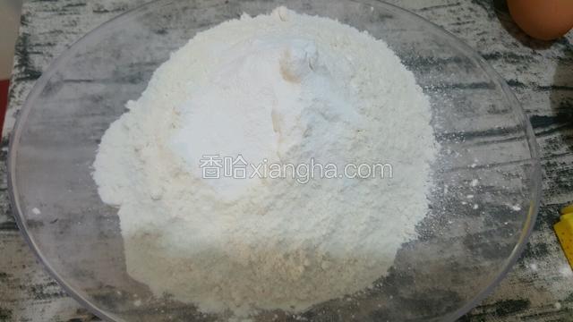 面粉，小苏打，泡打粉，盐混合。
