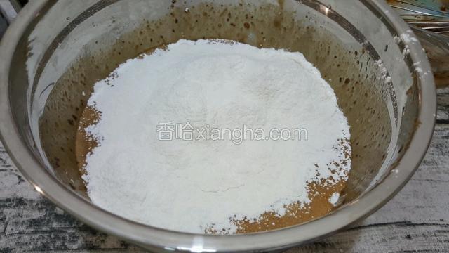 筛入面粉。