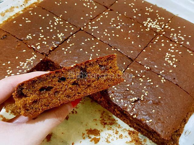 美中不足的是受容器限制，烤盘浅，没有市场上卖的枣糕那种方方正正的样子，追求外观的友友建议用方形蛋糕模子，不过吃起来味道是一样的。