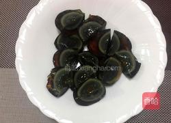 皮蛋豆腐的做法图解2