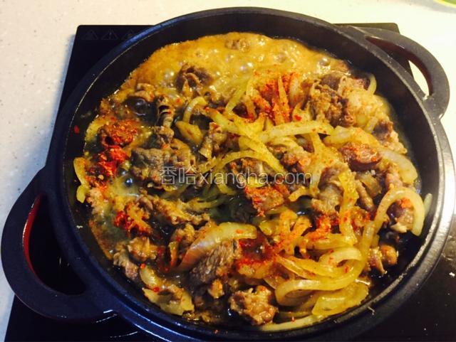 烹入料酒，大火收汤，再次撒入辣椒面和孜然粉，加点盐