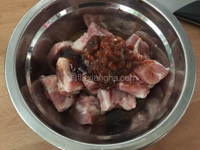 肋排洗干净放水里浸泡二十分钟去除血水，再放到碗里调入所有的调味料和姜。