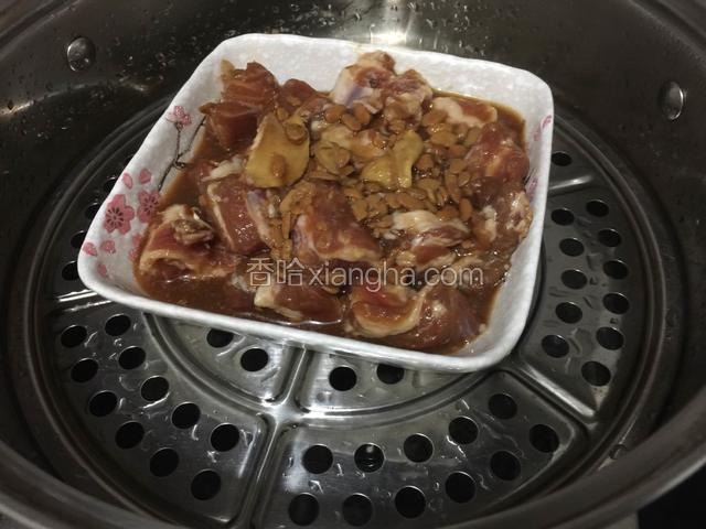 锅里水烧开放入排骨大火蒸二十分钟。