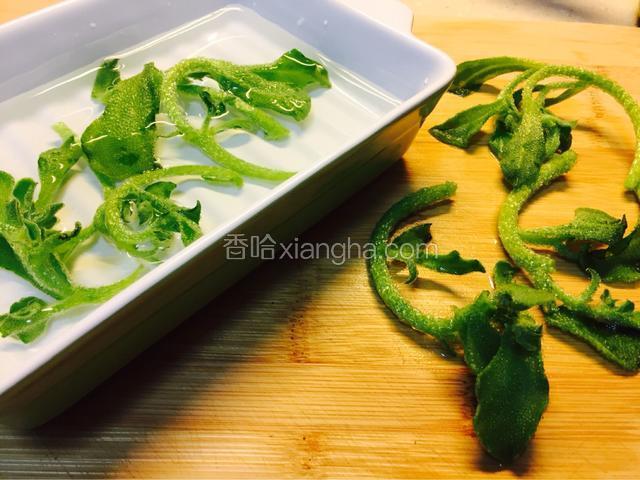 冰草去根，掰成小段在冷水中浸泡一会