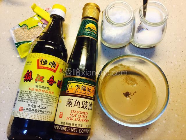 芝麻酱调凉水一点点搅拌，然后加入1勺香醋，1勺豉油，1勺糖，搅拌均匀