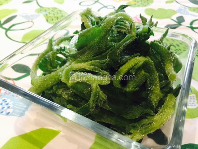 把泡冷水里的冰草捞出沥干