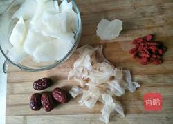 冰糖雪梨红枣银耳枸杞汤的做法图解1