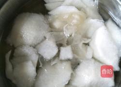 冰糖雪梨红枣银耳枸杞汤的做法图解2